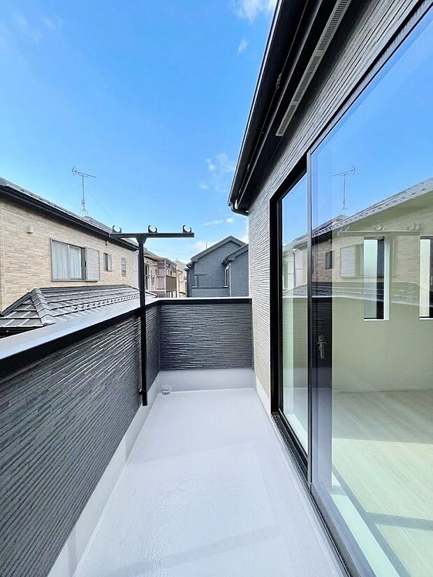 広々バルコニーでお洗濯物が気持ちよく乾きます。