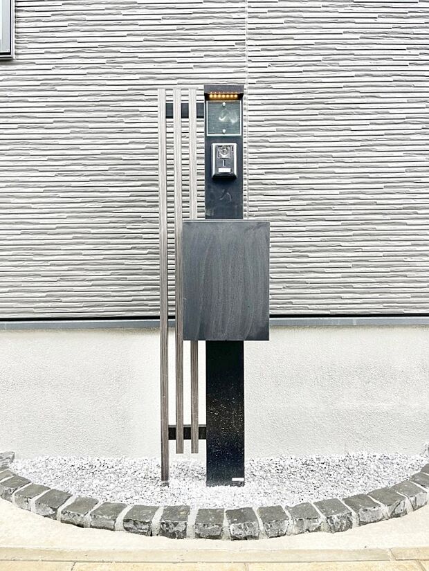 表札・インターホン・ポストをひとつに集約。エントランスになじむシンプルデザイン。