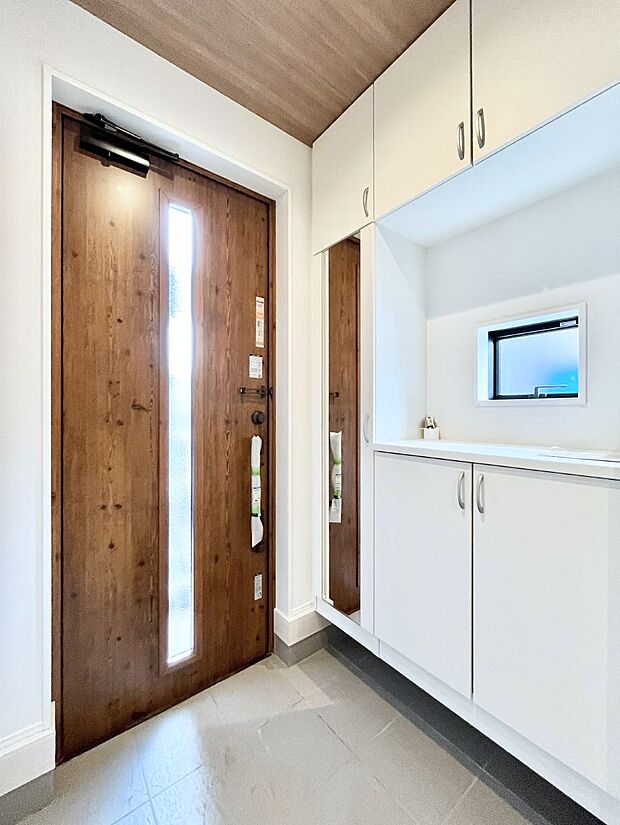 飾り棚を利用して、お越しいただくお客様をおもてなしできます。