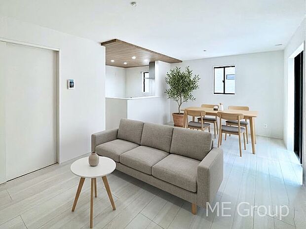 ご家族の賑やかな話し声で包まれる明るいリビング  ※家具はCGです