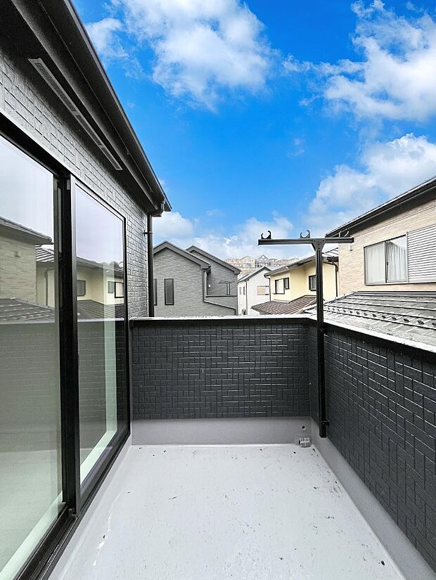 ゆったりバルコニーだから沢山お洗濯ものを干せます。