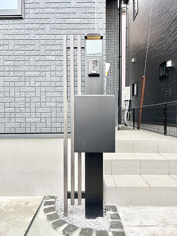 表札・インターホン・ポストをひとつに集約。エントランスになじむシンプルデザイン。