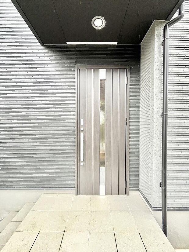 大切な家族、来客を出迎える玄関。