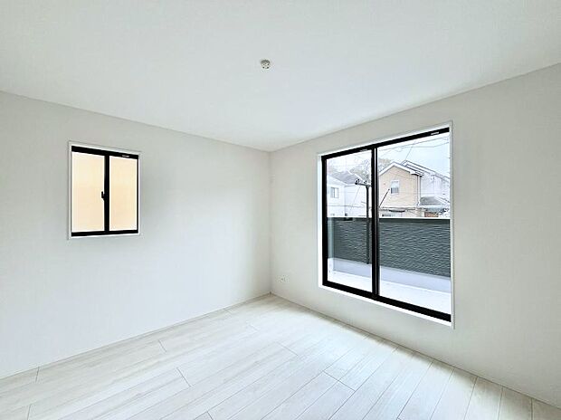 明るいバルコニーサイドに洋室を設置。目覚めの良い寝室に。