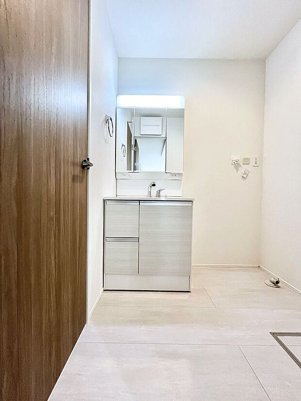 大きく見やすい三面鏡で清潔感ある洗面台は、身だしなみチェックや肌のお手入れにおすすめです。