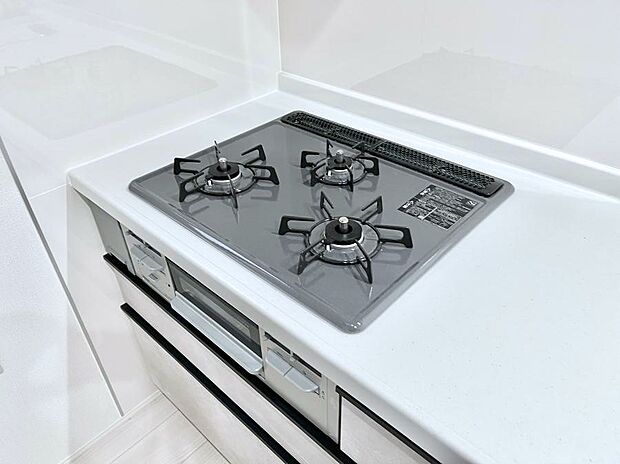 ガスコンロはSiセンサー搭載。火力調節や焦げ付き・消し忘れも防いでくれます。