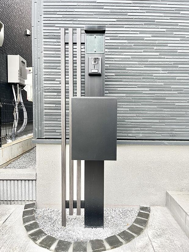 表札・インターホン・ポストをひとつに集約。エントランスになじむシンプルデザイン。