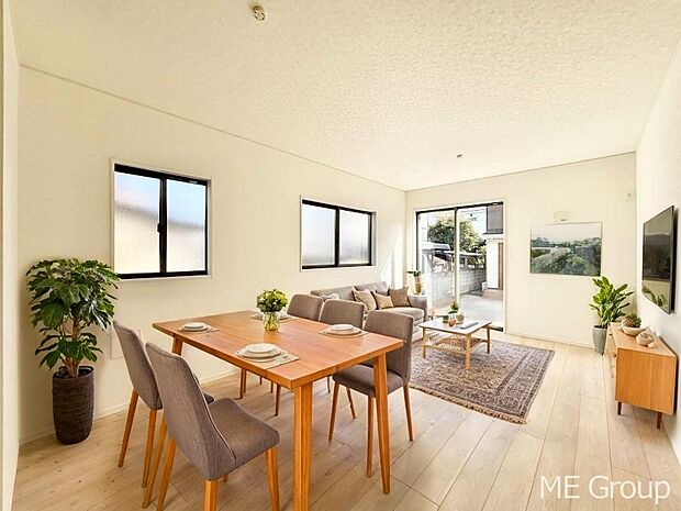 ご家族の賑やかな話し声で包まれる明るいリビング  ※家具はCGです