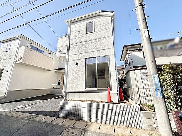 シンプルで落ち着きのある建物は住むかたの個性でオリジナルなものになっていきます。 