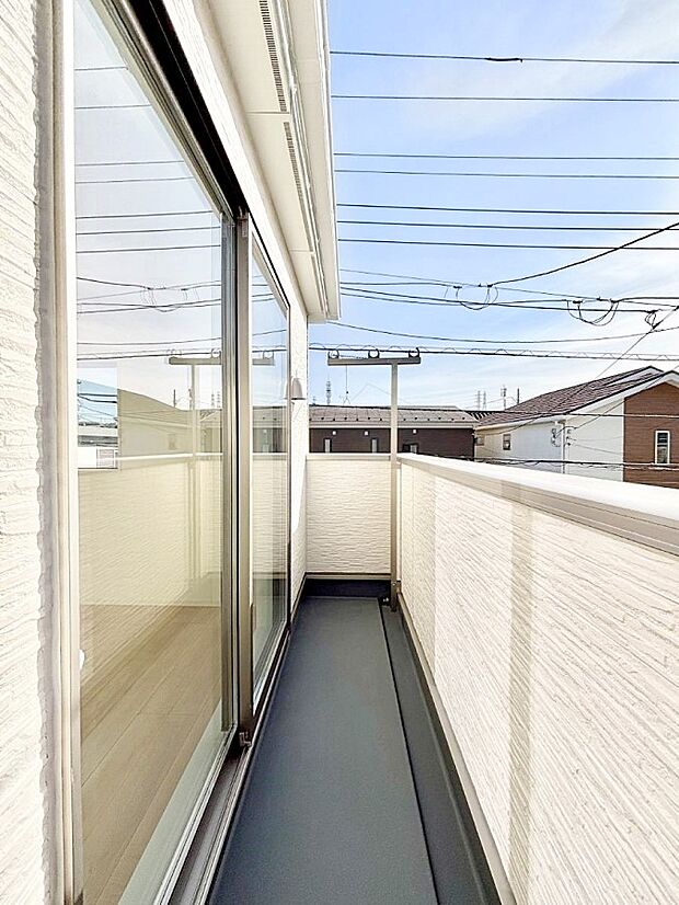 ゆったりバルコニーだから沢山お洗濯ものを干せます。