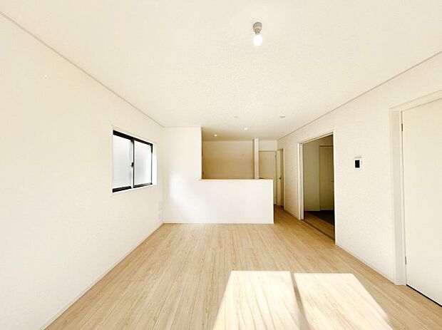 明るい陽光が注ぎ、寛ぎの雰囲気に満たされるリビング・ダイニング。 