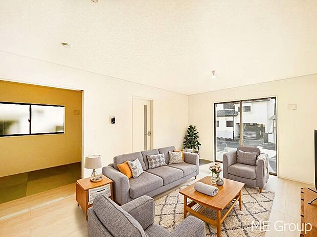 ご家族の賑やかな話し声で包まれる明るいリビング ※家具はCGです