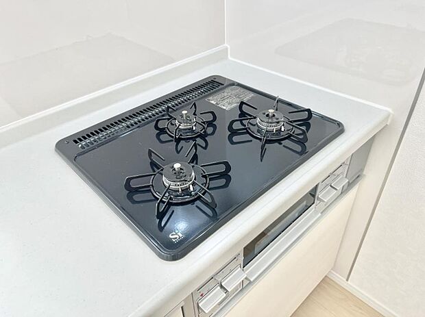ガスコンロはSiセンサー搭載。火力調節や焦げ付き・消し忘れも防いでくれます。