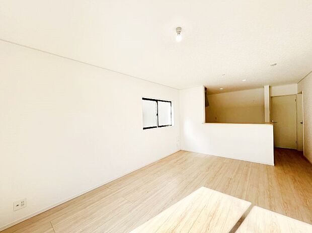 家族の笑顔が自然と生まれてくる、そんな雰囲気のダイニングに仕上がっています。