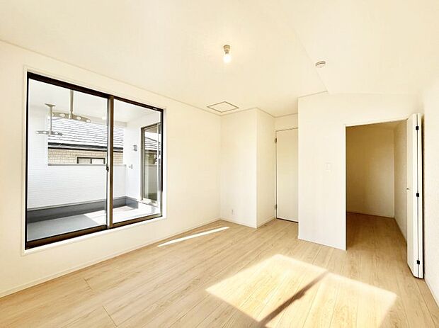 バルコニーが開放感をプラスしてくれる洋室