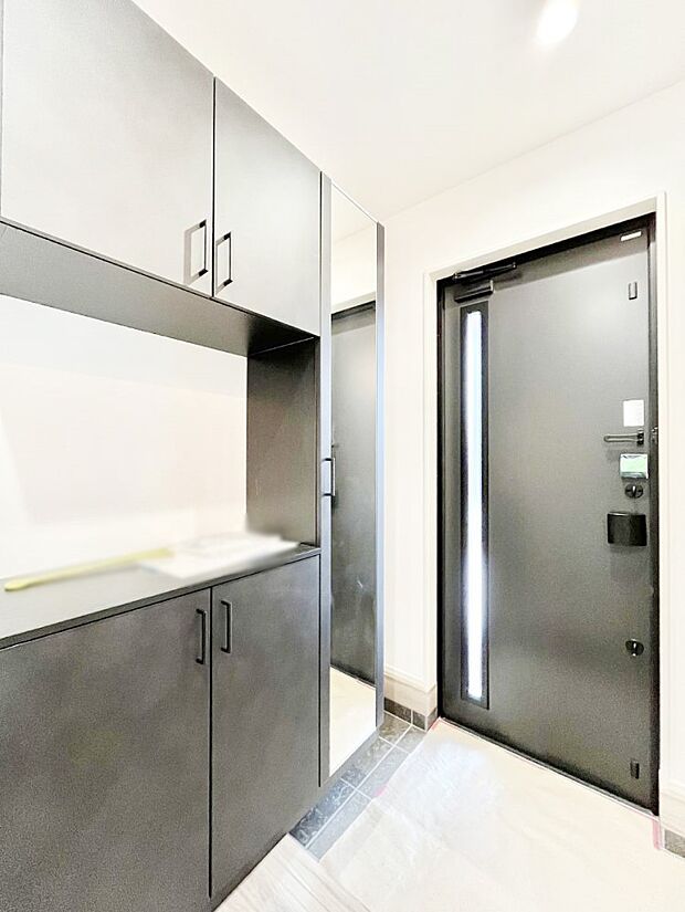 ご家族やお客様を気持ちよくお出迎え!明るい陽光が入り込む玄関。