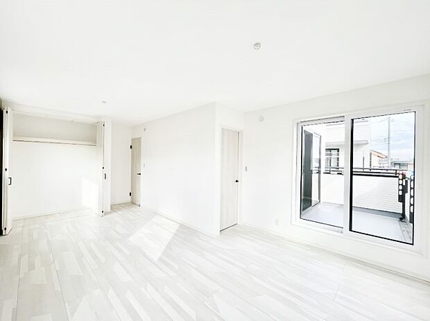 ライフスタイルに合わせて2部屋として利用できる広々とした洋室。