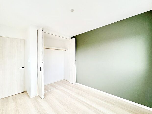 子供部屋にもおすすめなクローゼット付きの洋室。アクセントクロスがお洒落ですね。