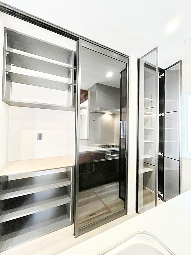 備え付けのカップボード。システムキッチンとコーディネートでき統一感が出ます！