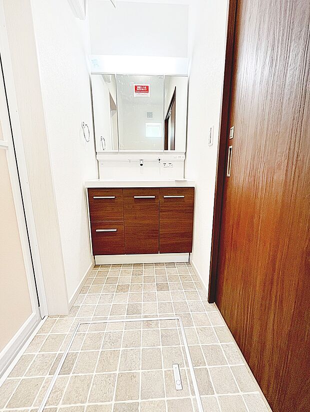 スタイリングに便利な三面鏡、ミラーキャビネットで細かい物スッキリ