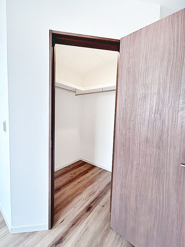 ウォークインクローゼット付きで生活空間を広く利用できます。