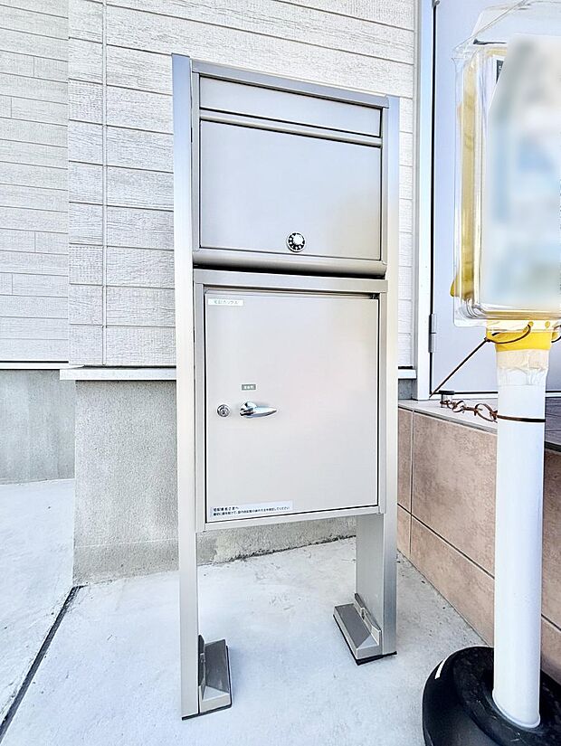 ポスト・宅配BOXをひとつに集約。エントランスになじむシンプルデザイン。