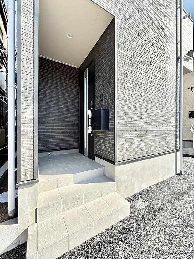 大切な家族、来客を出迎える玄関。玄関前は屋根付きで雨が降っていても濡れにくいです。