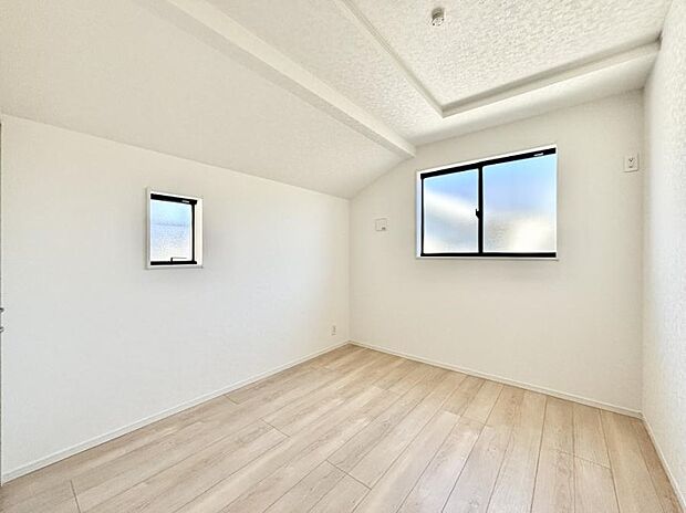 開放感のある勾配天井が素敵な洋室。2面採光で明るさ＆風通し良好！