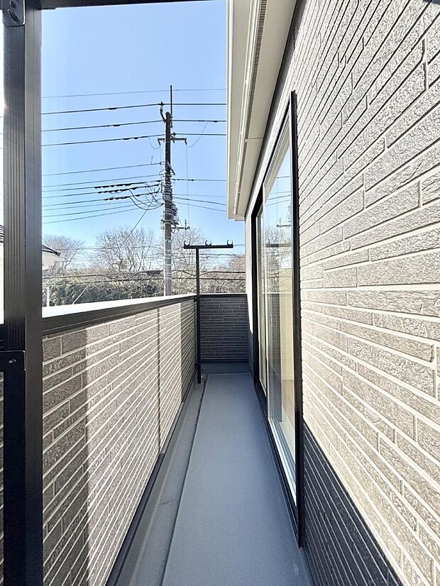 暖かな陽光が降り注ぐバルコニー。爽やかな風も心地よいです。