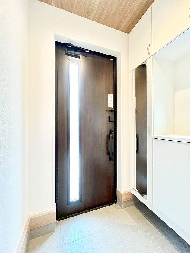 ガラススリットの入った玄関ドアが室内に光を届けてくれます