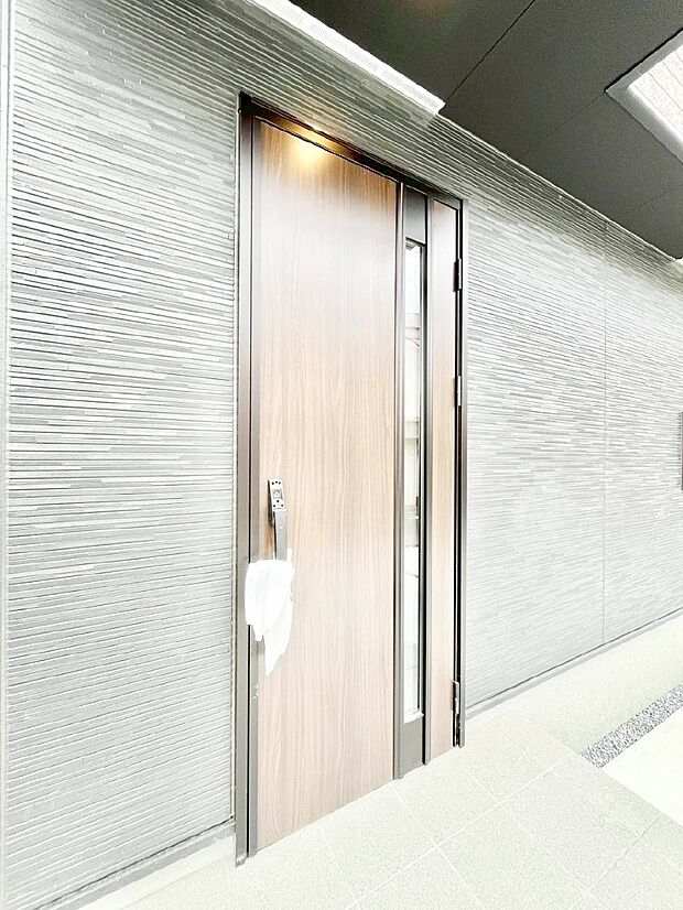 玄関前は雨が降っても濡れにくい屋根付き