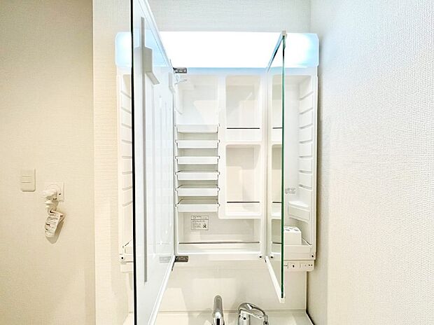 三面鏡の裏に、化粧品や衛生用品などを収納可能。洗面台をすっきりと保ちます!