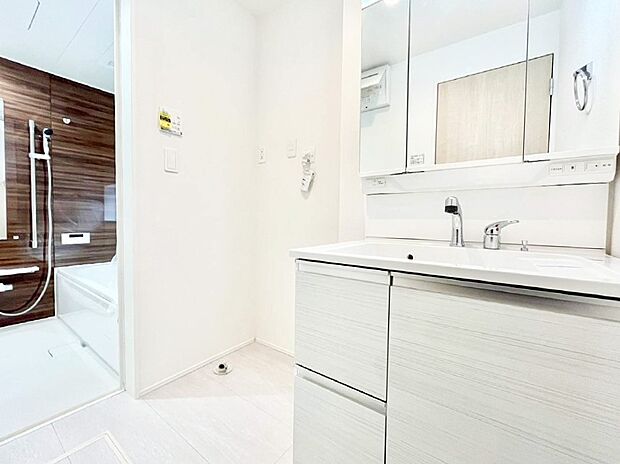 清潔感ある洗面化粧室で朝の身支度も快適