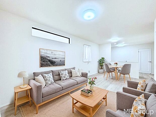 ご家族の賑やかな話し声で包まれる明るいリビング ※家具はCGです