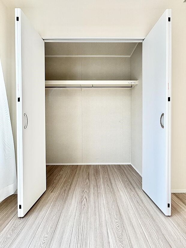 洋室のクローゼット。奥行きがあるので厚手の衣類もすっきり収まります。