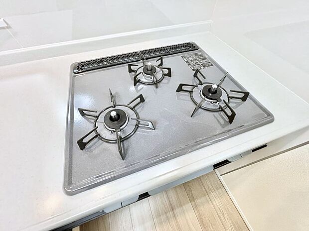 ガスコンロはSiセンサー搭載。火力調節や焦げ付き・消し忘れも防いでくれます。