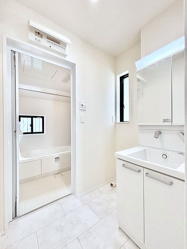 清潔感のある快適空間です。毎日の身支度も気持ち良くお使い頂けます。