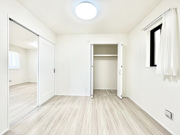 リビング横の洋室は引き戸を開ければリビングと一体に。閉じれば独立した洋室に。