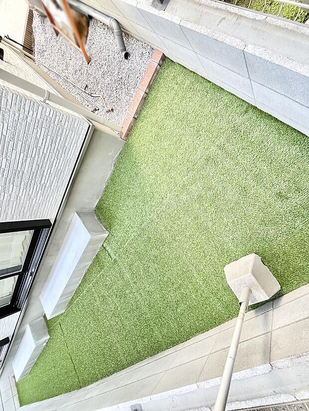 プランターを並べて季節のお花を楽しめるお庭付き。