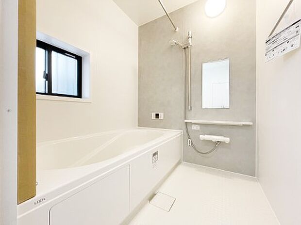 一日の疲れを癒してくれる明るい清潔感のあるバスルーム