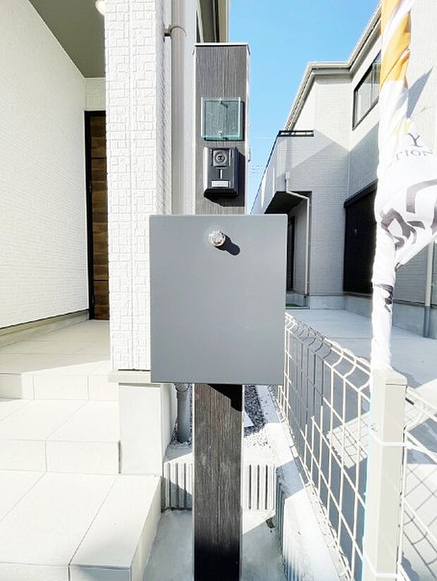 シンプルなデザインのポスト