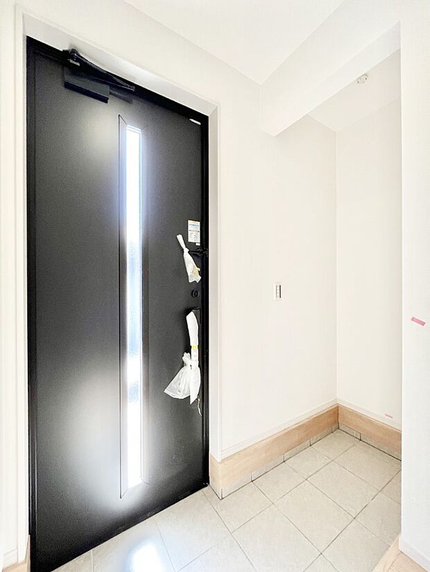 ベビーカーや雨具などを置ける土間収納付きの玄関。