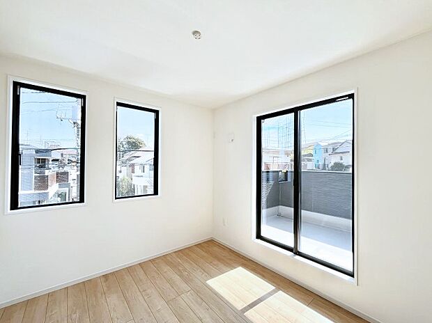 南向きのバルコニーからたっぷり入ってくる日差しがお部屋全体を優しく包み込みます。