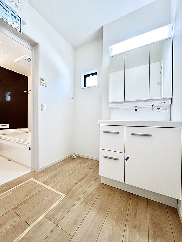 小窓がついているので湿気の多い場所でも換気が十分行えます。毎日の身支度を気持ち良く!