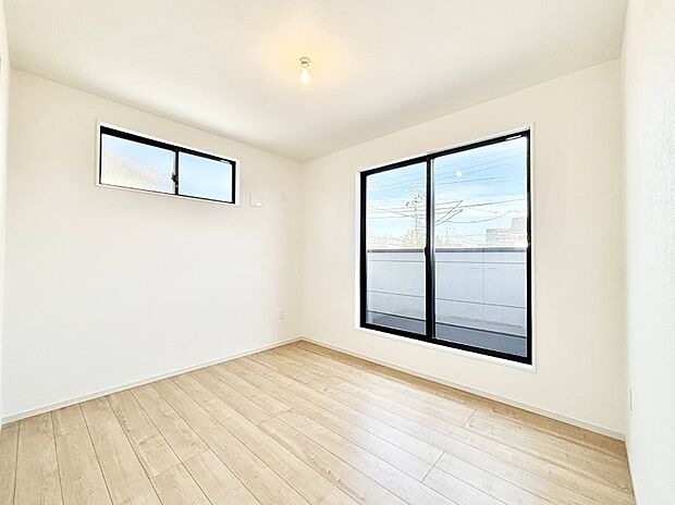 バルコニーが開放感をプラスしてくれる洋室