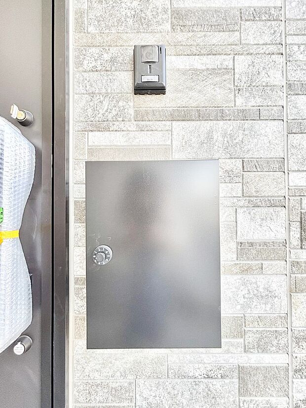 シンプルなデザインのポスト