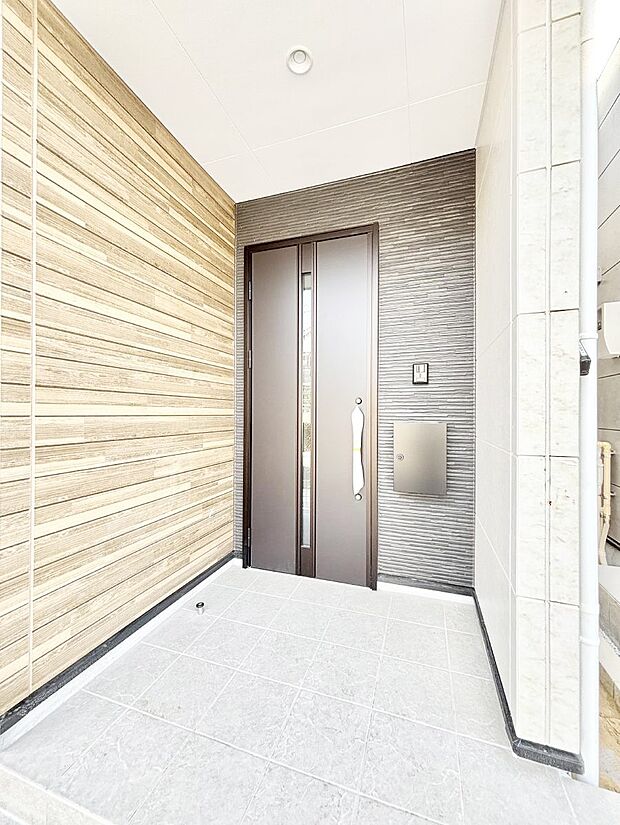 玄関前は雨が降っても濡れにくい屋根付き