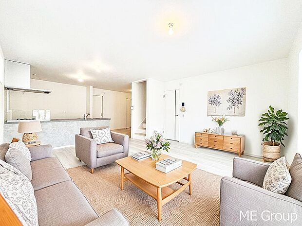 落ち着いた雰囲気のLDKは家族みんなの快適空間※家具はCGです