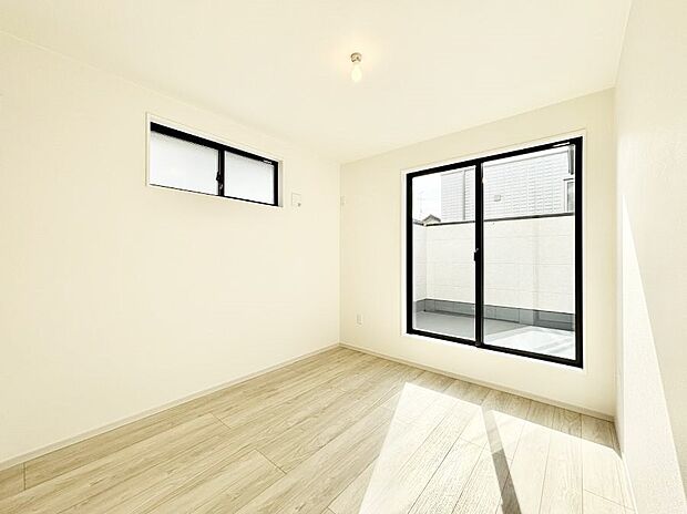 バルコニーが開放感をプラスしてくれる洋室