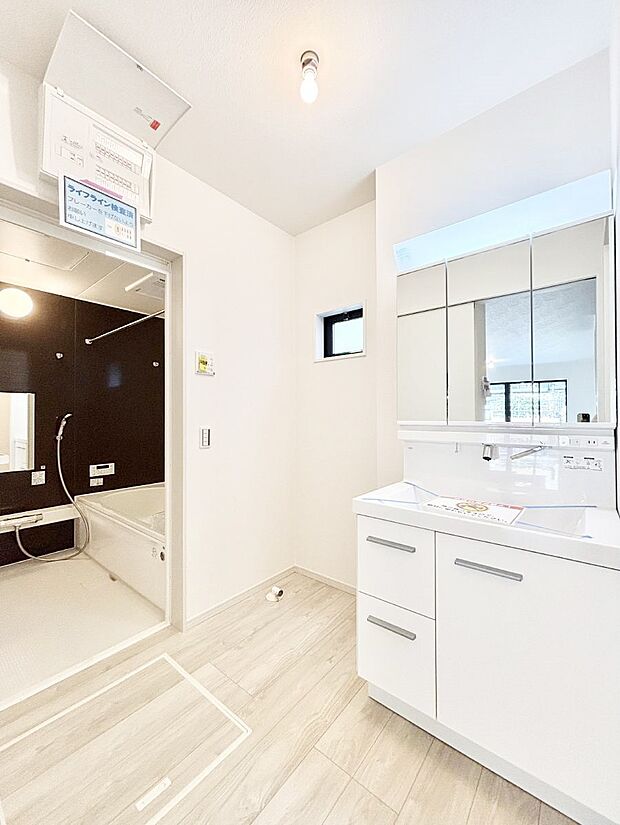 清潔感ある洗面化粧室で朝の身支度も快適